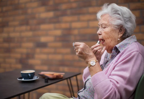 Happy Senior Woman Putting Lipstick Her Lips Enjoying Coffee City — Stock Photo, Image