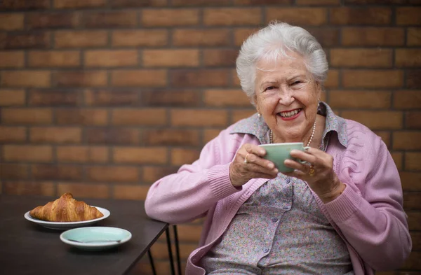 Glad Äldre Kvinna Njuter Frukost Stadens Café — Stockfoto