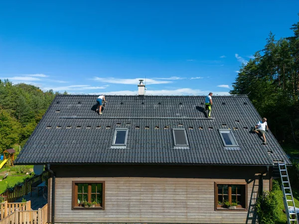 Wysoki Kąt Widzenia Pracowników Zajmujących Się Montażem Paneli Fotowoltaicznych Dachu — Zdjęcie stockowe