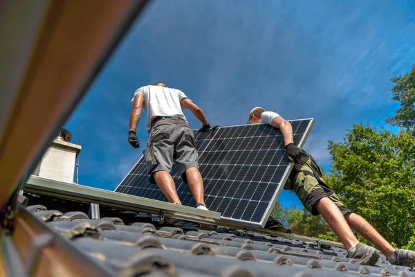 Férfi Munkavállaló Telepítése Napelemes Fotovoltaikus Panelek Tetőn Alternatív Energia Megtakarítási — Stock Fotó