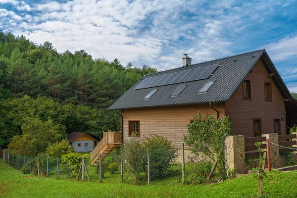 Dom Panelami Słonecznymi Alternatywna Energia Oszczędzanie Zasobów Koncepcja Zrównoważonego Stylu — Zdjęcie stockowe