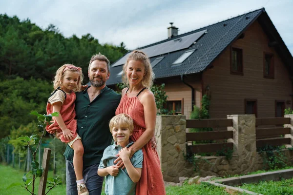 Szczęśliwa Rodzina Pobliżu Domu Panelami Słonecznymi Alternatywna Energia Oszczędzanie Zasobów — Zdjęcie stockowe