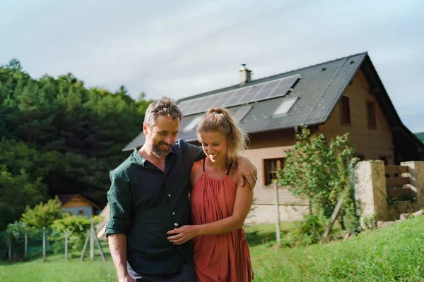 Happy Couple Standying House Solar Panels Alternative Energy Saving Resources — Stock Photo, Image