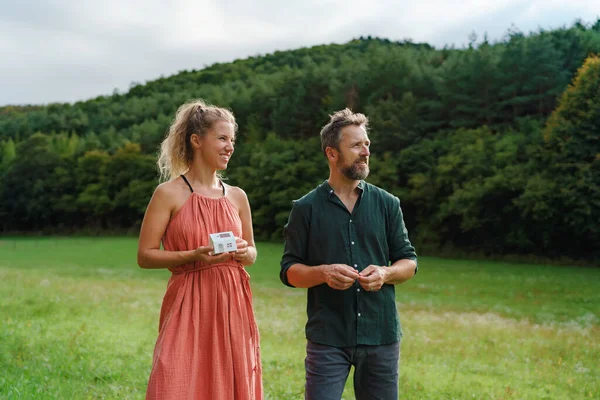 Närbild Lyckliga Par Håller Papper Modell Hus Med Solpaneler Tittar — Stockfoto