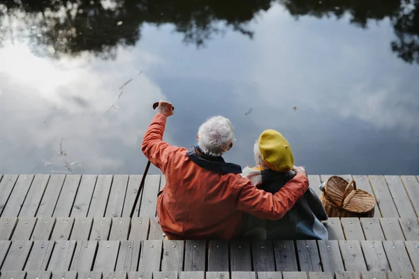 Casal Sênior Feliz Passeio Outono Perto Lago Tendo Intervalo Sentado — Fotografia de Stock