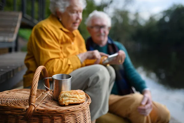 Szczęśliwa Para Seniorów Piknik Odpoczynek Pobliżu Jeziora Jesiennym Spacerze — Zdjęcie stockowe