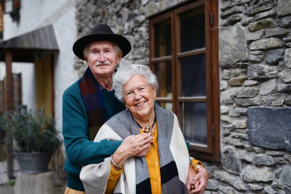 Šťastný Starší Pár Pózuje Blízkosti Svého Starého Venkovského Domu — Stock fotografie