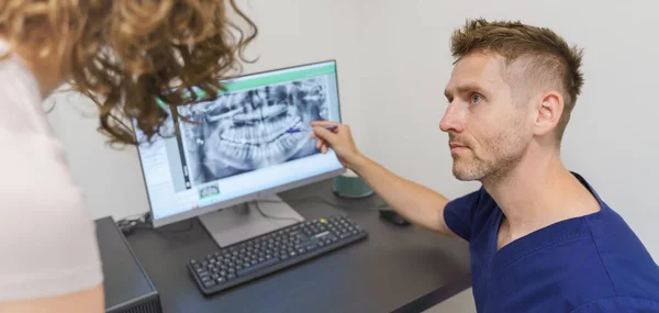 Junge Zahnärztin Zeigt Patienten Röntgenbild Computer — Stockfoto
