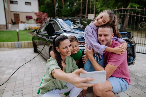Happy Family Taking Selfie Waiting Electric Car Charging — Stock Photo, Image