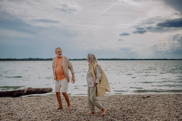 Pareja Mayor Caminando Cerca Del Mar Durante Día Otoño —  Fotos de Stock