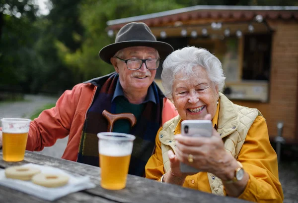 Szczęśliwa Para Seniorów Leśnym Bufecie Odpoczywa Spacerze Pije Piwo Patrzy — Zdjęcie stockowe