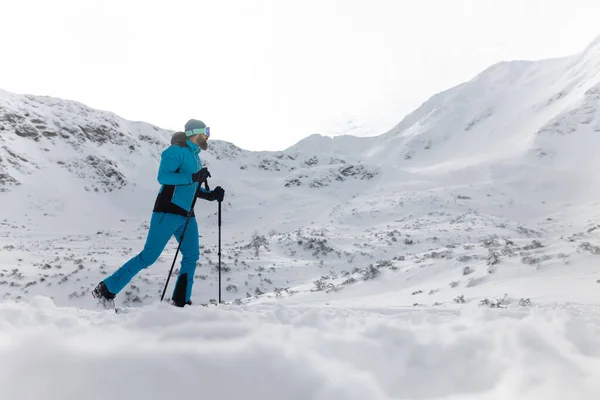 Samiec Backcountry Narciarz Wędrujący Szczyt Śnieżnego Szczytu Alpach Szwajcarskich — Zdjęcie stockowe