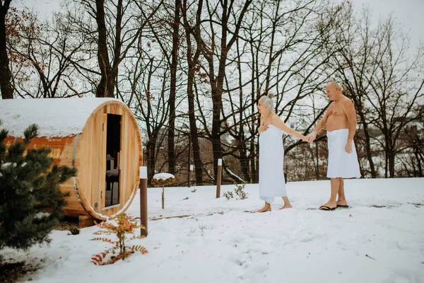 Starsza Kobieta Ręczniku Mężem Wychodząca Sauny Zewnątrz Chłodny Zimowy Dzień — Zdjęcie stockowe