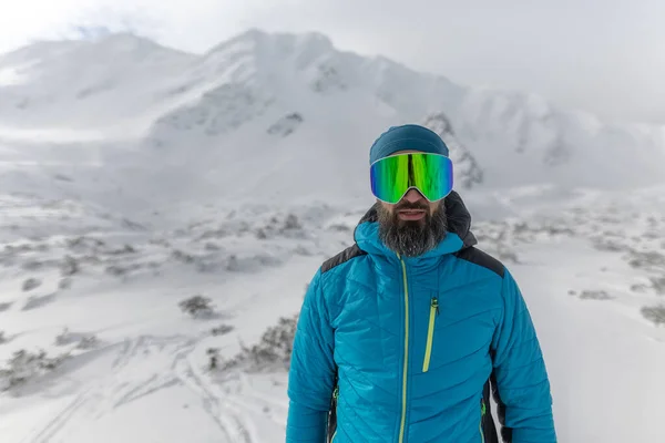 Człowiek Okularami Narciarskimi Przygotowujący Się Zimowej Jazdy Nartach Zaśnieżonych Górach — Zdjęcie stockowe