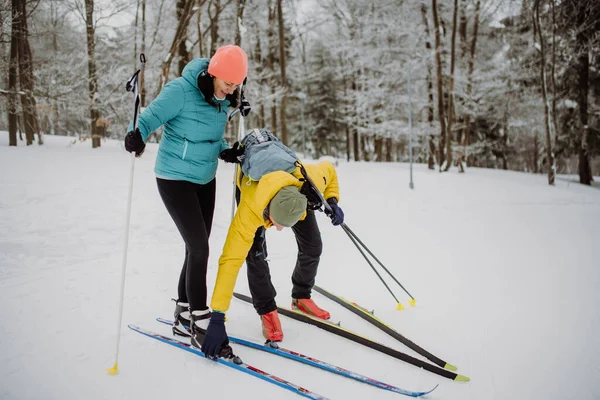 Seniorenpaar Schnallt Sich Skier Und Bereitet Sich Auf Die Fahrt — Stockfoto