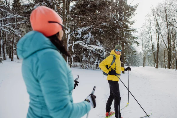 Senioren Paar Beim Gemeinsamen Skifahren Mitten Verschneiten Wald — Stockfoto