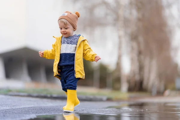 Joyeux Petit Garçon Imperméable Jaune Sautant Dans Flaque Après Pluie — Photo