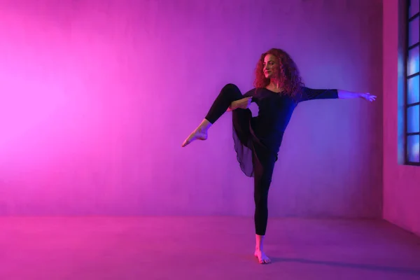 Modern Dance Girl Dancer Dancing Neon Light Doing Gymnastic Exercises — Fotografia de Stock