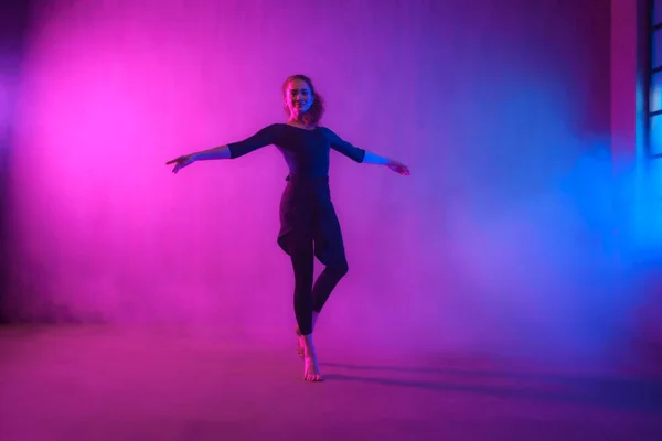 Modern Dance Girl Dancer Dancing Neon Light Doing Gymnastic Exercises — Stock fotografie