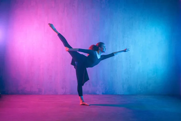 Nowoczesny Taniec Dziewczyna Tancerka Taniec Neonowym Świetle Robi Gimnastyczne Ćwiczenia — Zdjęcie stockowe