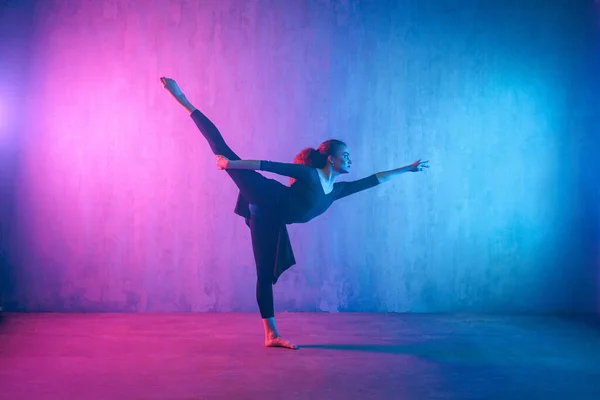 Modern Dance Girl Dancer Dancing Neon Light Doing Gymnastic Exercises — Stockfoto