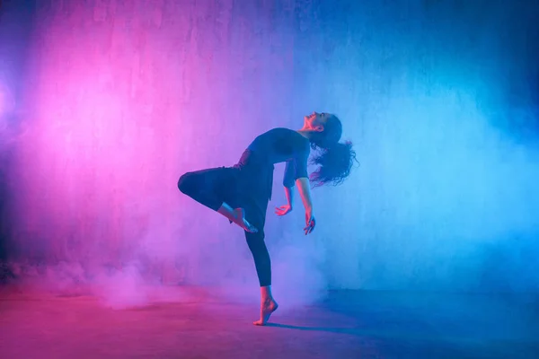 Modern Dance Girl Dancer Dancing Neon Light Doing Gymnastic Exercises — Stockfoto