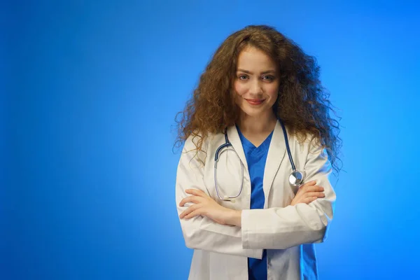 Studio Shot Young Female Doctor Looking Camera Blue Background — Foto Stock