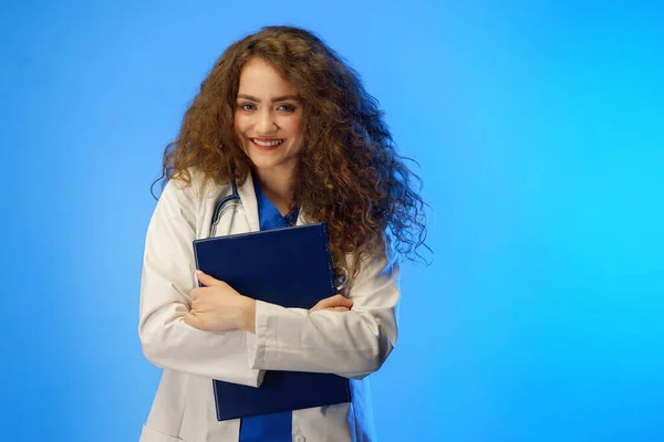 Studio Shot Young Female Doctor Looking Camera Blue Background — Stok fotoğraf