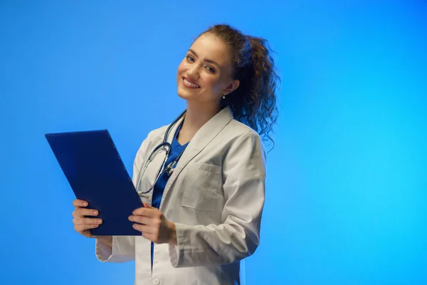 Studio Shot Young Female Doctor Looking Camera Blue Background — Foto Stock