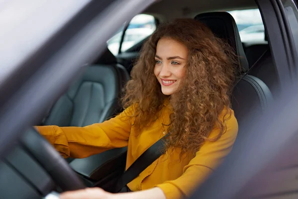 Young Woman Driving Car City Portrait Beautiful Woman Car Looking — Zdjęcie stockowe