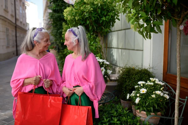 Femmes Âgées Jumelles Vêtements Colorés Dans Ville Shopping — Photo