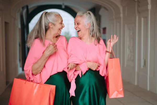 Gelukkige Oudere Vrouwen Tweeling Kleurrijke Kleren Stad Winkelen — Stockfoto