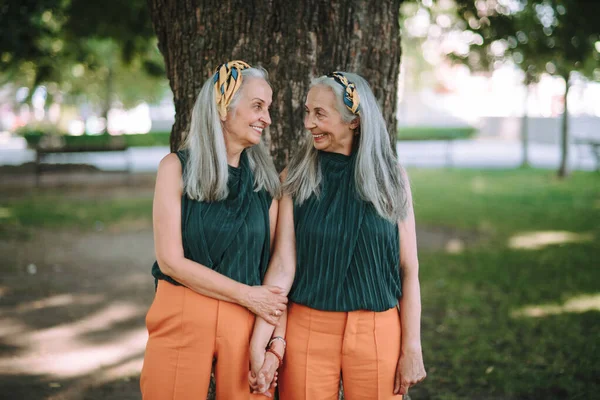 Šťastné Seniorky Dvojčata Pózující Před Stromem Městském Parku Usmívající Mluvící — Stock fotografie