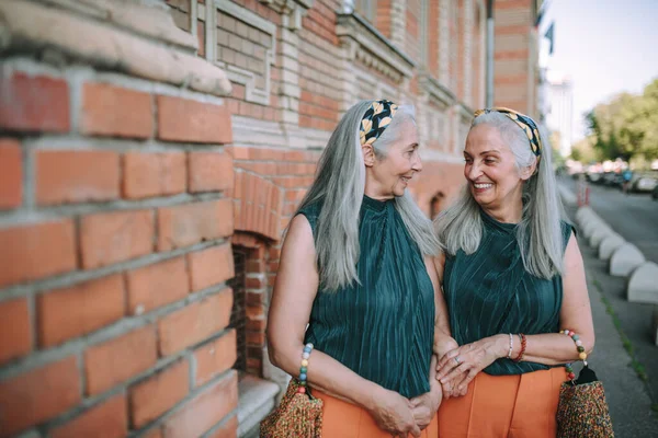 Счастливые Старшие Близнецы Одной Одежде Разговаривают Ходят Городу — стоковое фото
