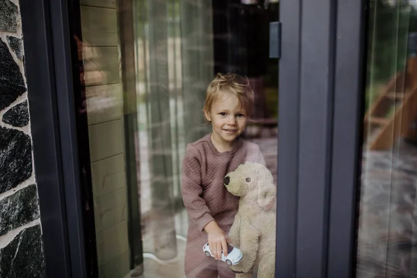 Щаслива Маленька Дитина Стоїть Плюшевим Ведмедем Вікном Фото Склянки — стокове фото