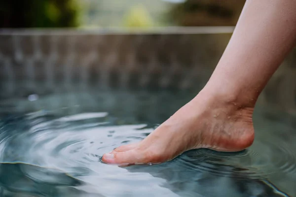 Eine Unkenntliche Junge Frau Taucht Ihren Fuß Kühles Teichwasser Erfrischendes — Stockfoto