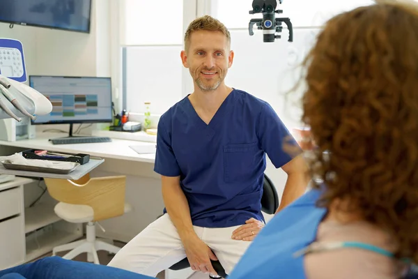 Zahnarzt Berät Sich Mit Patient Seinem Modernen Krankenwagen — Stockfoto