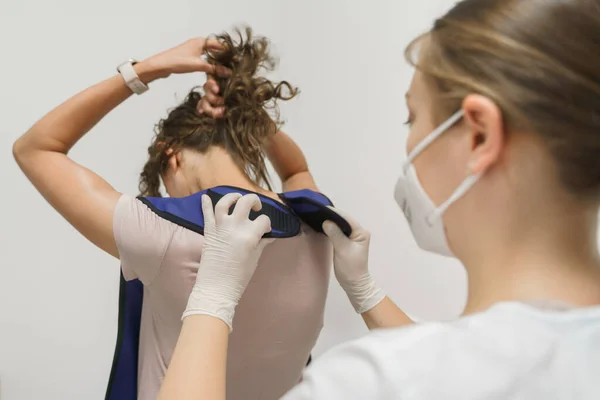 Mujer Joven Médico Dando Delantal Protector Paciente Preparación Para Examen — Foto de Stock