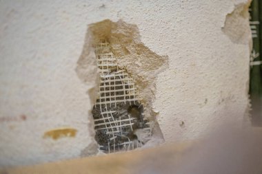 Elektrik dağıtımı kurulduktan sonra, yeni bir beyaz duvarda delik.