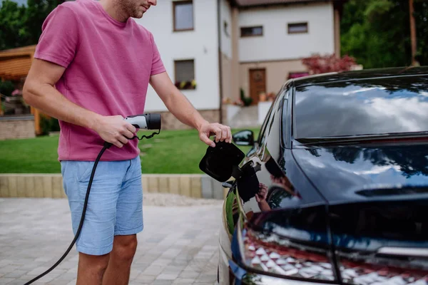 Áramellátó Kábelt Tartó Férfi Elektromos Jármű Töltőállomásán — Stock Fotó