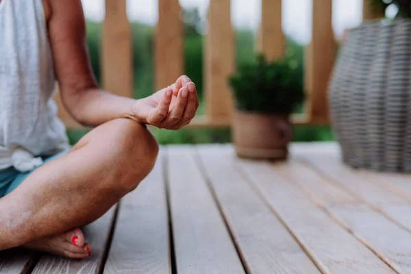 Primer Plano Una Pose Meditación Una Mujer Sentada Terraza — Foto de Stock