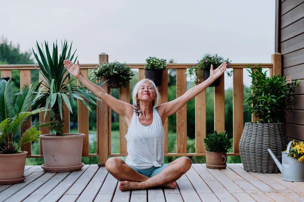 Senior Woman Sitting Outdoors Terrace Summer Doing Yoga Exercise — Stockfoto