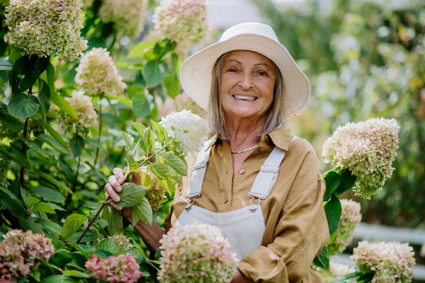 Mulher Sênior Feliz Posando Jardim Flores — Fotografia de Stock