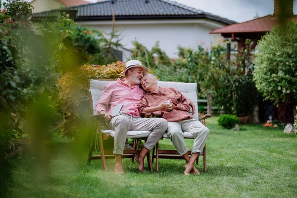 庭で一緒にリラックスして幸せなカップル — ストック写真