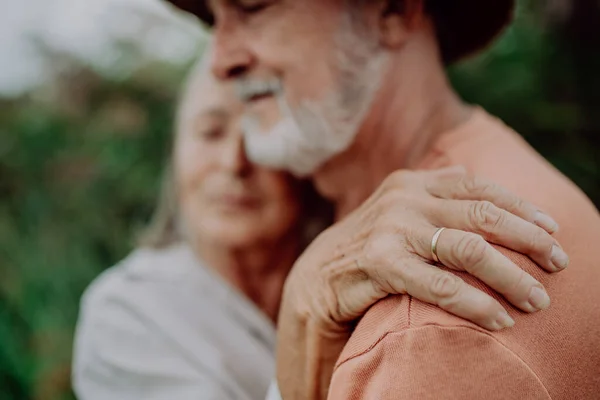 Portrét Seniorského Zamilovaného Páru Stojící Objímající Venku Přírodě — Stock fotografie