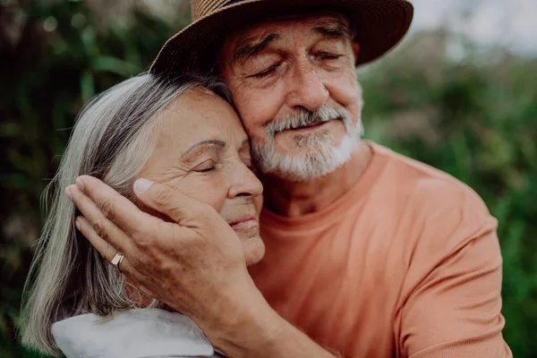 Portrét Seniorského Zamilovaného Páru Stojící Objímající Venku Přírodě — Stock fotografie