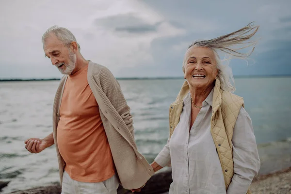 Ηλικιωμένο Ζευγάρι Χαλαρώνει Και Έχει Ρομαντική Στιγμή Στην Φθινοπωρινή Θάλασσα — Φωτογραφία Αρχείου