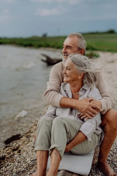 Seniorenpaar Sitzt Und Hat Romantischen Moment Herbstmeer — Stockfoto