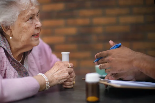 Clsoe Der Seniorin Einnahme Von Tabletten Durch Eine Betreuerin — Stockfoto