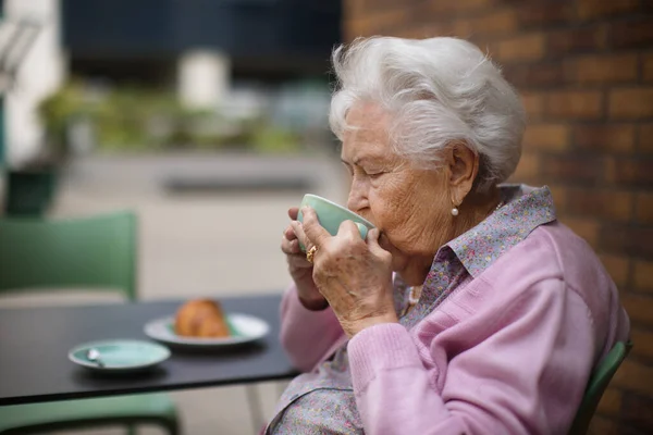 Happy Senior Kobieta Korzystających Filiżankę Kawy Śniadanie Kawiarni Miejskiej — Zdjęcie stockowe